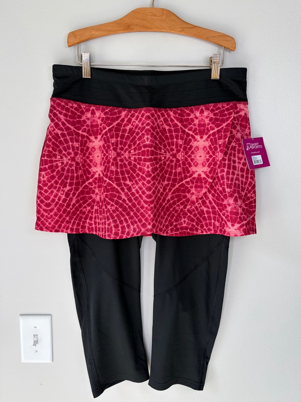 SkirtSports Hover Capri Flyaway Skirt Leggings in Black and Patterned Pink
